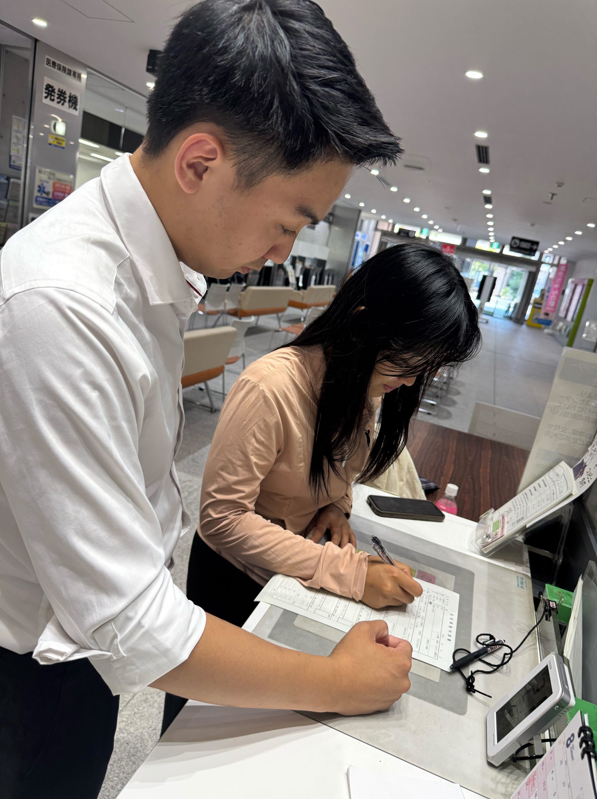 市役所窓口での手続きの様子