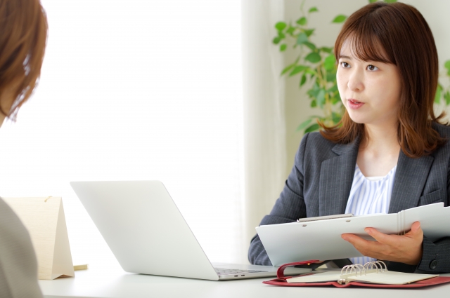 資料を基に相談するビジネスシーン