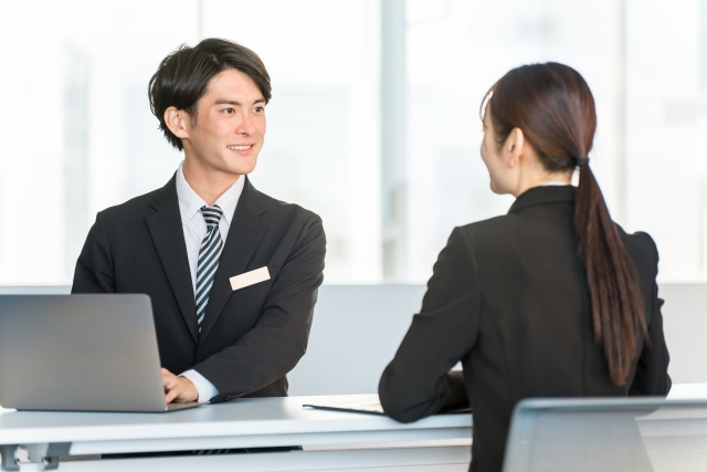 デスクで商談をするビジネスパーソン