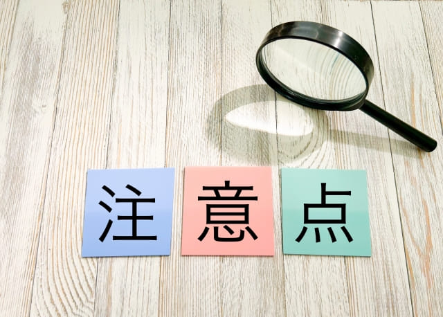 注意点を示すルーペとカード