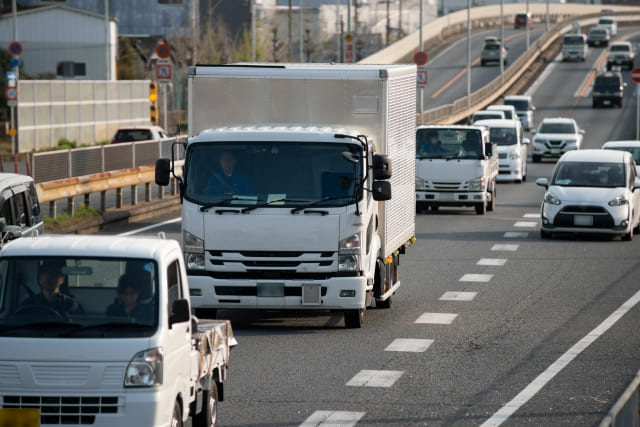 高速道路を走行する小型トラック群