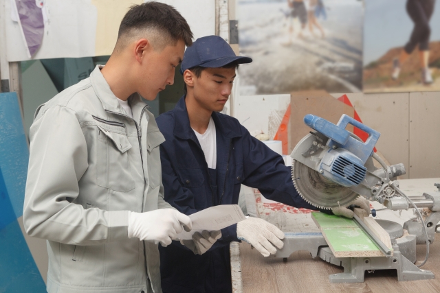工場で機械作業をする技術者たち