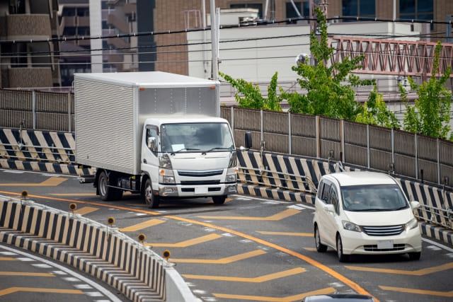 都市高速道路を走るトラックと車